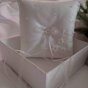 Ringbearer pillow, white in perfect condition